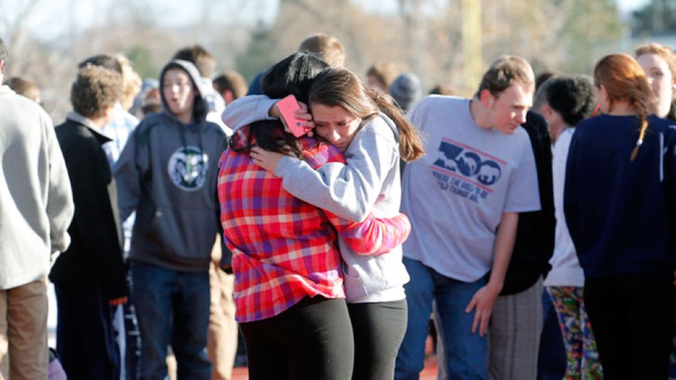 De terror. La imagen de los alumnos cuando fueron rescatados ayer en el colegio de Colorado.