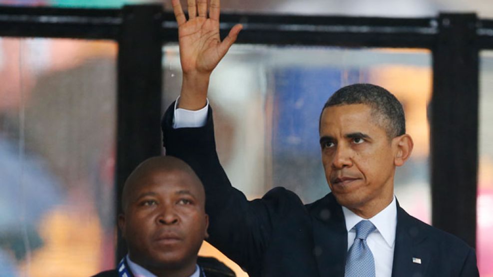 Pareja. El traductor junto a Obama, el martes en Sudáfrica.