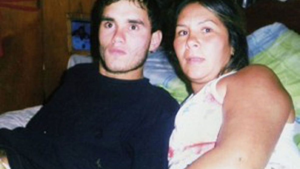 Victimas. Durante los incidentes, Eduardo Cáceres (abajo con su madre) recibió un tiro durante los incidentes y tiene muerte cerebral. 