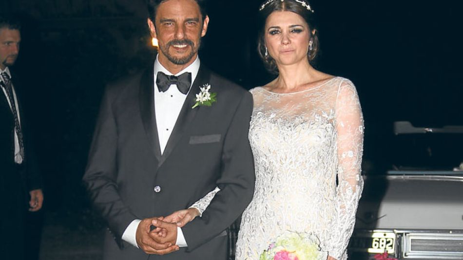 Señora de... Anoche, pasadas las 20.30, Araceli y Fabián Mazzei posaron en la puerta de la estancia donde se casaron.