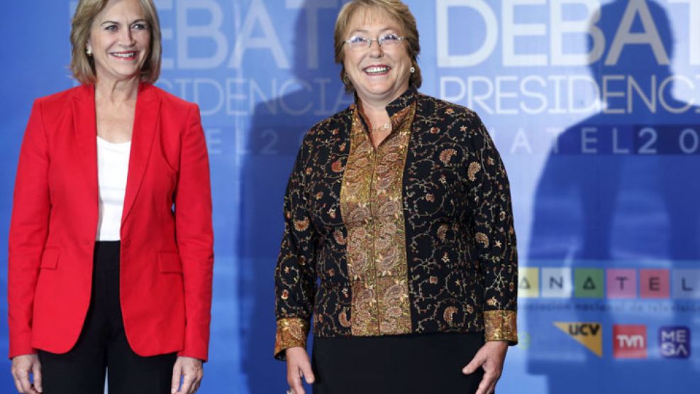 De mujer a mujer. La oficialista Matthei tiene pocas posibilidades de evitar el triunfo de Bachelet, que busca reemplazar a Piñera.