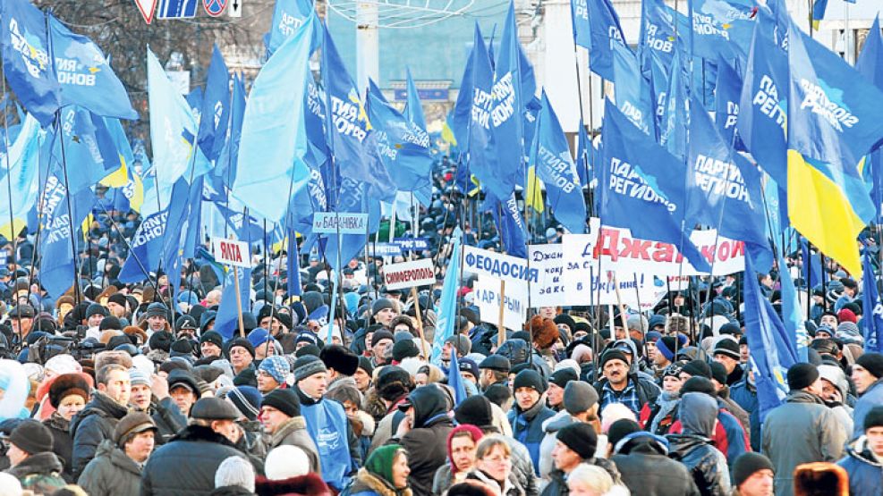 En la calle. Ayer se produjo una marcha en favor del gobierno en Kiev. Hoy se movilizan opositores.