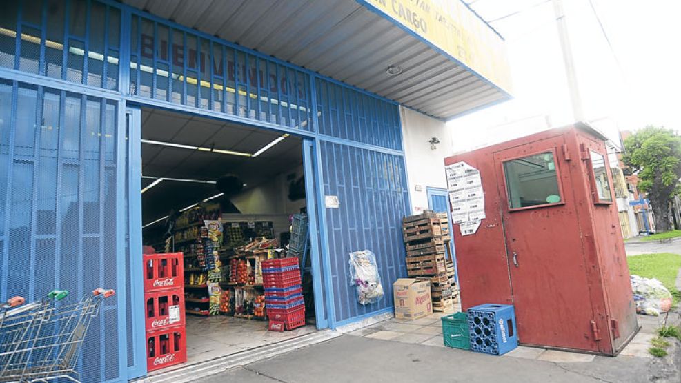 En Ramos Mejía. Una casilla de seguridad custodia las puertas del supermercado Luna.