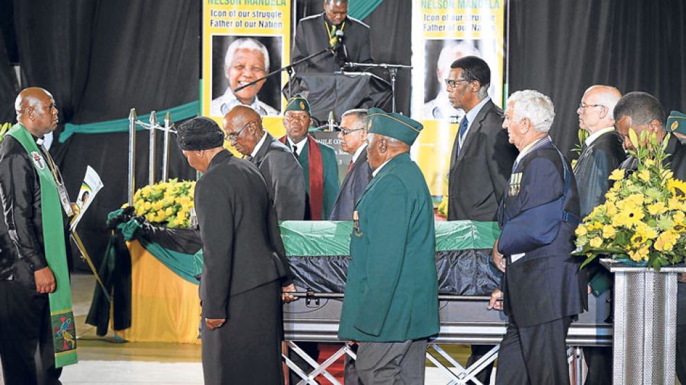 Funeral. Los restos de Mandela llegaron ayer a Qunu, donde hoy será enterrado el líder africano.
