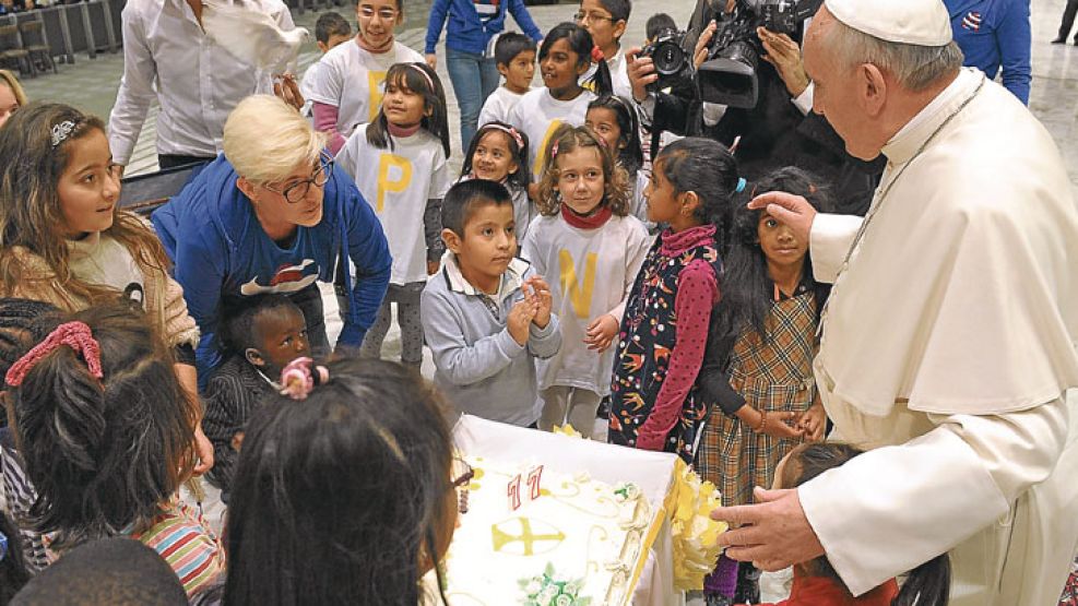 Que los cumplas feliz. Un grupo de niños se adelantó al cumpleaños del Papa, y ayer le entregó en el Vaticano una torta con velitas y el número 77.