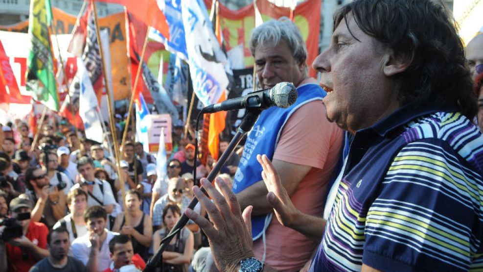 La CTA disidente que encabeza Pablo Micheli, junto a agrupaciones de izquierda, marchó esta tarde desde el Congreso hasta la Plaza de Mayo, donde realizó un acto en base a distintos reclamos salariale