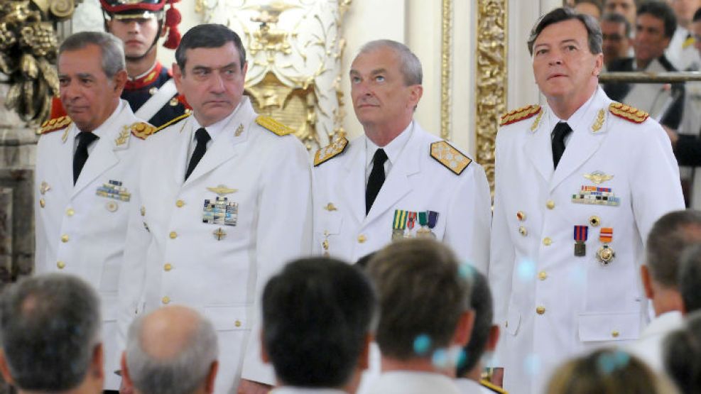 La presidenta Cristina Fernández de Kirchner entregó esta tarde el diploma de ascenso a teniente general al cuestionado jefe del Ejército, César Milani.