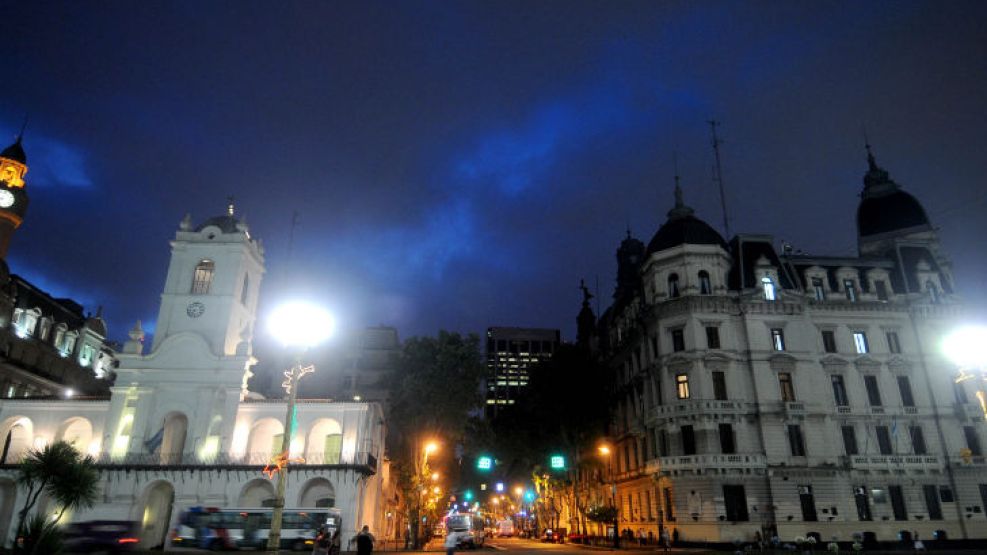 Las luces exteriores del edificio de la Jefatura del Gobierno porteño fueron apagadas para contribuir a lo que el jefe de Gabinete, Jorge Capitanich, llamó uso racional de energía.