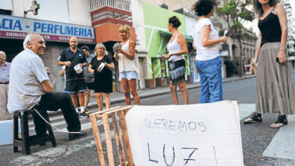 A oscuras. Una calle de Córdoba, postal de un problema que se sufre en varios barrios. Protestas de vecinos en Rosario (foto).