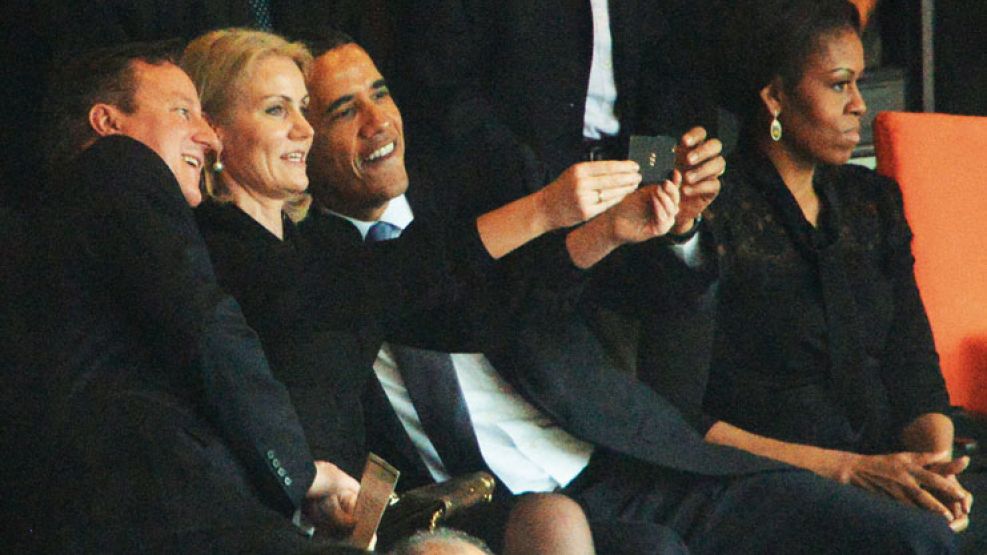 Polémica. El ‘selfie’ de Obama, Thorning-Schmidt y Cameron en el funeral de Nelson Mandela.