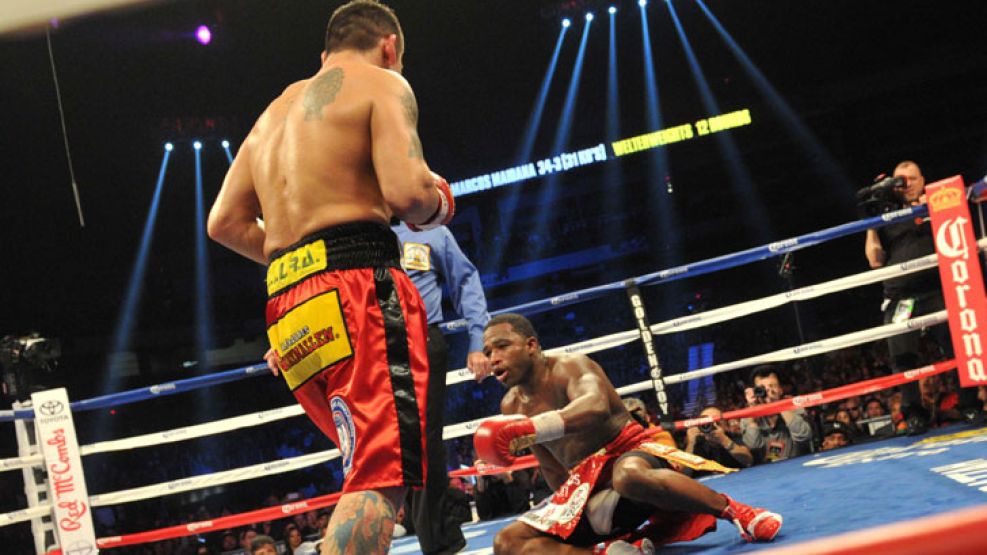 Rendido a sus pies. Primero cae Broner, mientras Maidana se prepara para no darle respiro. Y después, un derechazo letal del Chino. El hombre de Margarita, un pequeño pueblo de Santa Fe de sólo cinco 