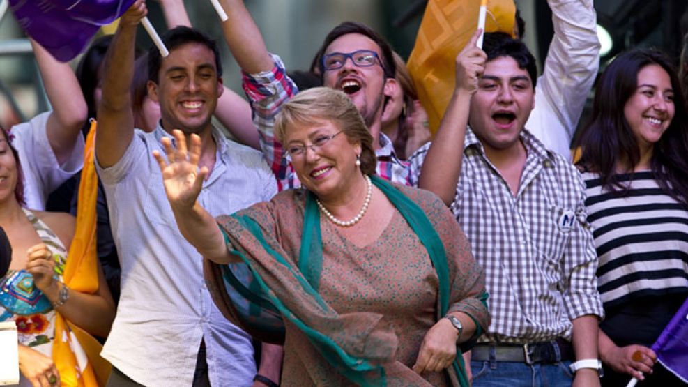 Con los jovenes. Bachelet anunció que iniciará una reforma para permitir educación pública.