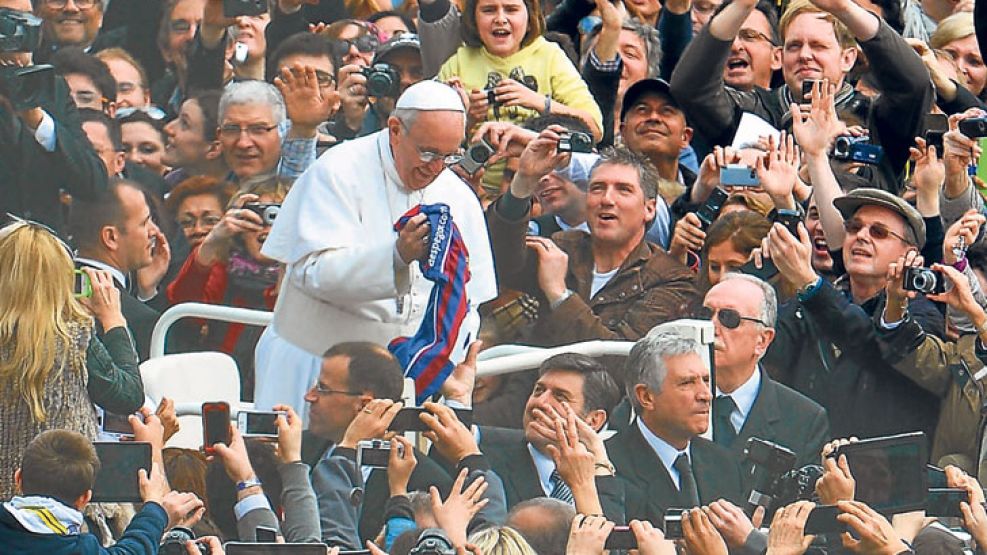 Partidario. El Papa y los colores de su vida. A partir de su fanatismo, el club tomó una dimensión internacional incalculable.