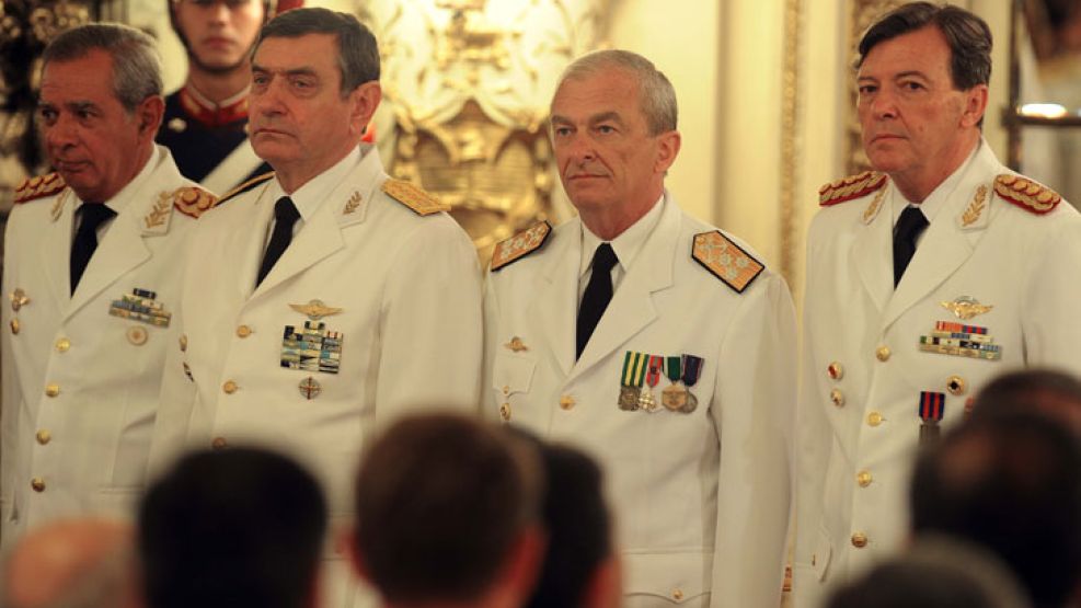 Ceremonia. El nuevo jefe del Ejército (derecha) durante su promoción en la Casa Rosada.