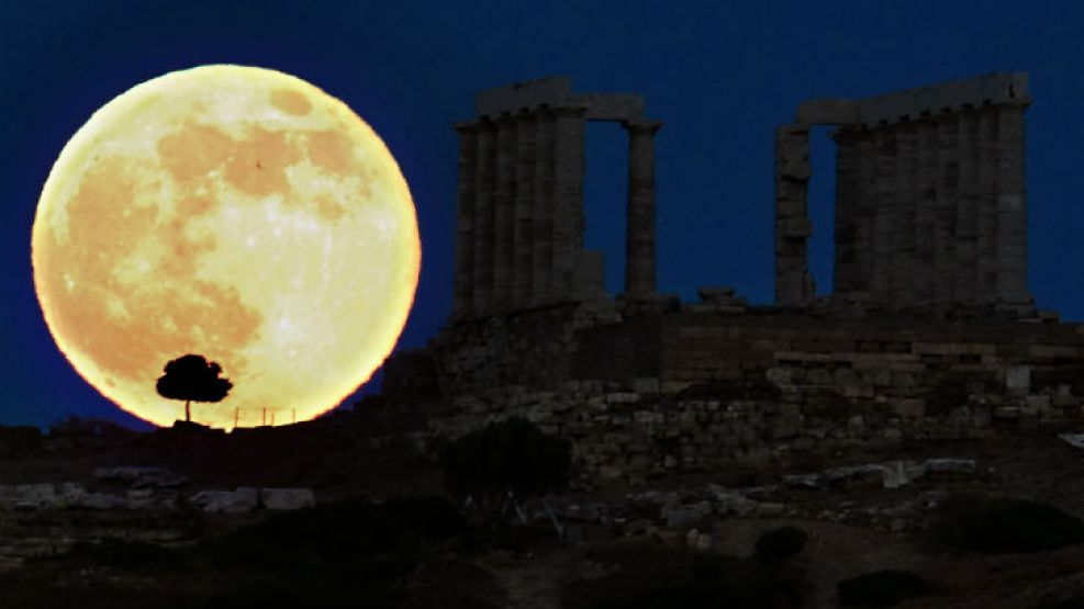Una super-luna se pone junto al templo griego de Poseidón, en Atenas. 