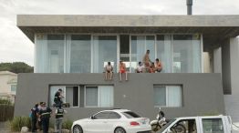 Por la ventana. Cuatro peritos de la Policía Técnica levantan huellas de la casa ubicada en Playa Montoya, escenario del último hecho delictivo.  