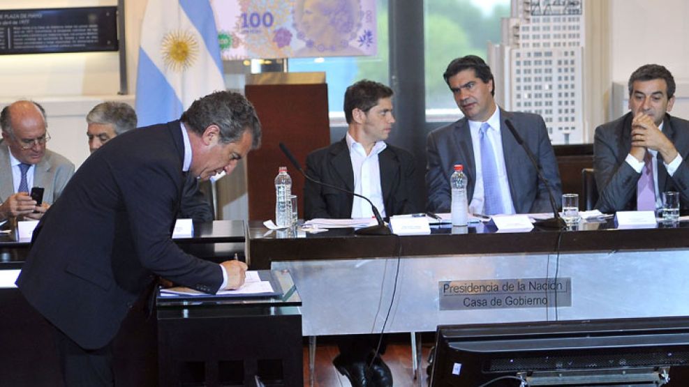 Acuerdo. Urribarri, de Entre Ríos, firma frente a Capitanich, Kicillof y Florencio Randazzo.
