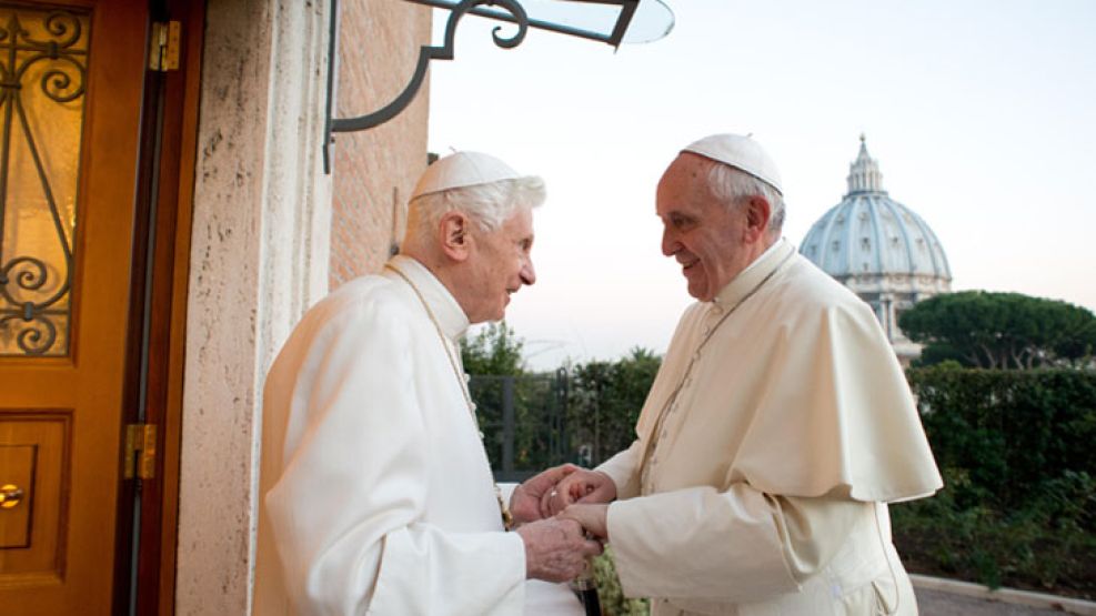 Cumbre. El argentino Bergoglio y el alemán Ratzinger tienen una inédita convivencia en el Vaticano.