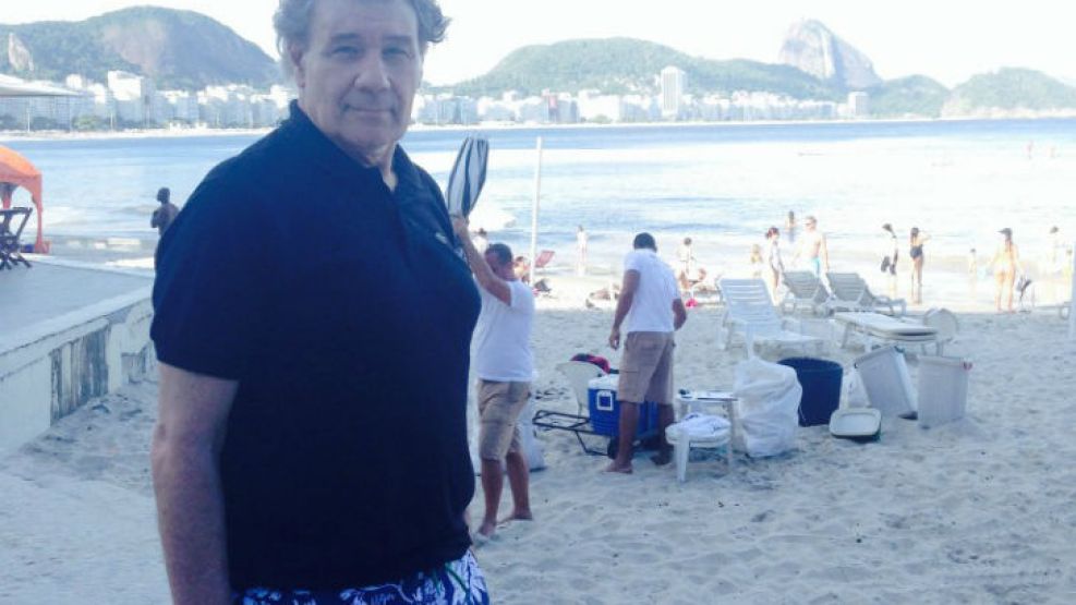 El relator se alejó de las altas temperaturas y de los cortes de luz para disfrutar de las playas de Río de Janeiro.