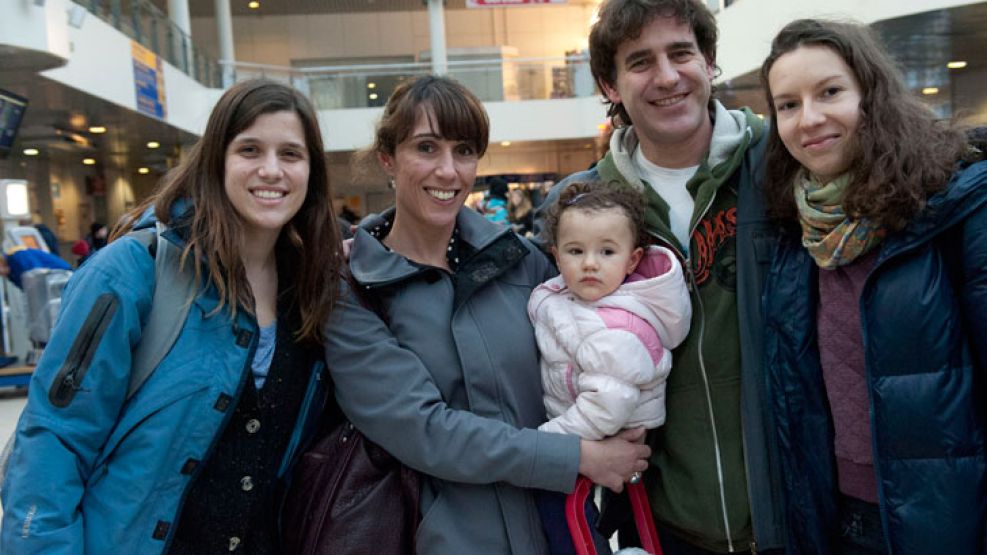 Vuelta. Camila, Hernán, su mujer y su hija, y otra de las activistas. 