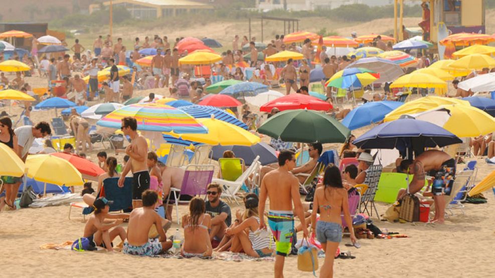 Expectativas. El adelanto de la llegada de los argentinos a las playas uruguayas es una buena señal para los empresarios del sector turístico.