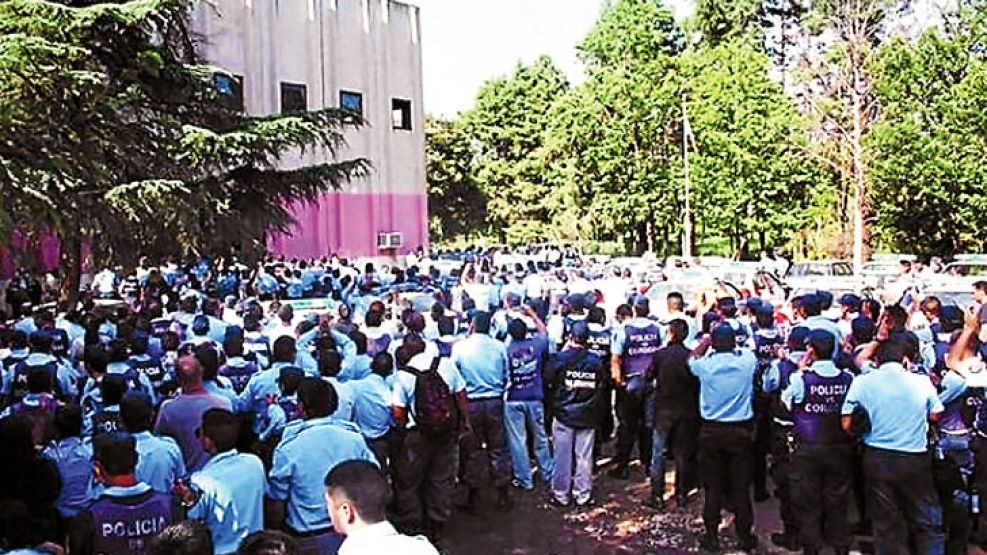 Levantamientos. Las asambleas de las fuerzas, una postal que dejaron los alzamientos policiales.