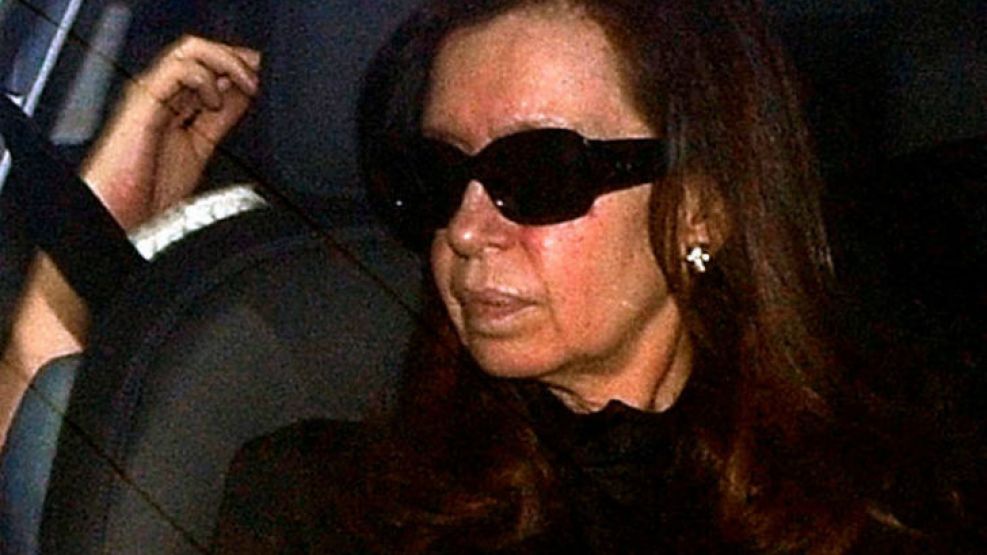 Así se la veía a CFK al ingresar a la Fundación Favaloro.
