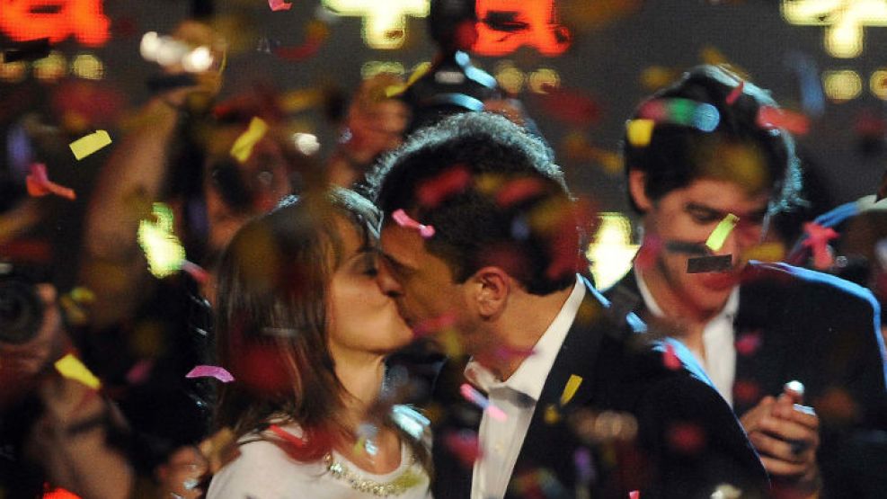 Sergio Massa, diputado electo por el Frente Renovador bonaerense, besa a su esposa Malena Galmarini, durante el acto en el que festejó su triunfo ante el kircherismo.