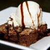 Brownie casero con helado, el postre más popular