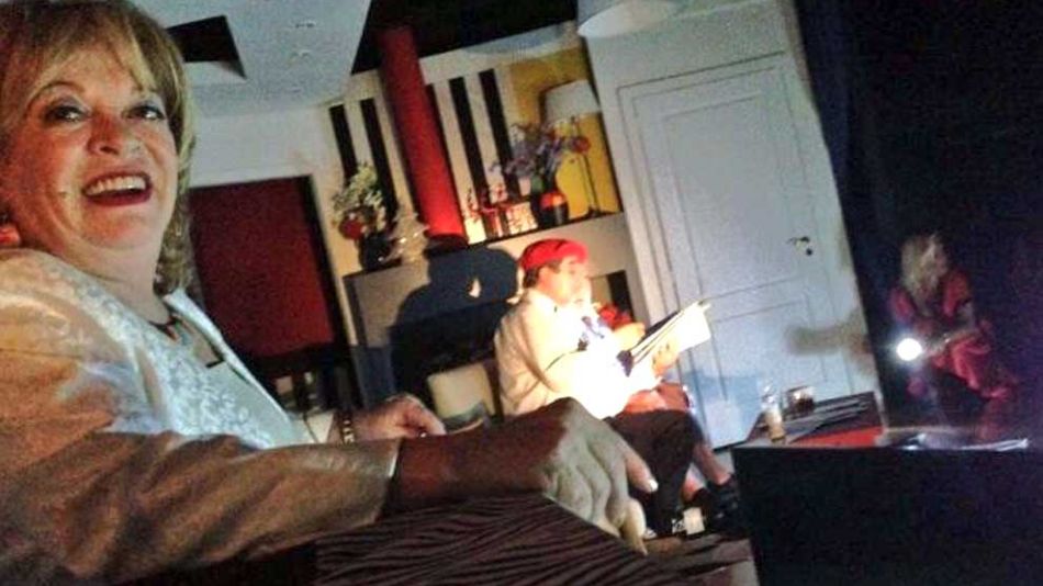 Nazarena sostiene una linterna en Los locos Grimaldi