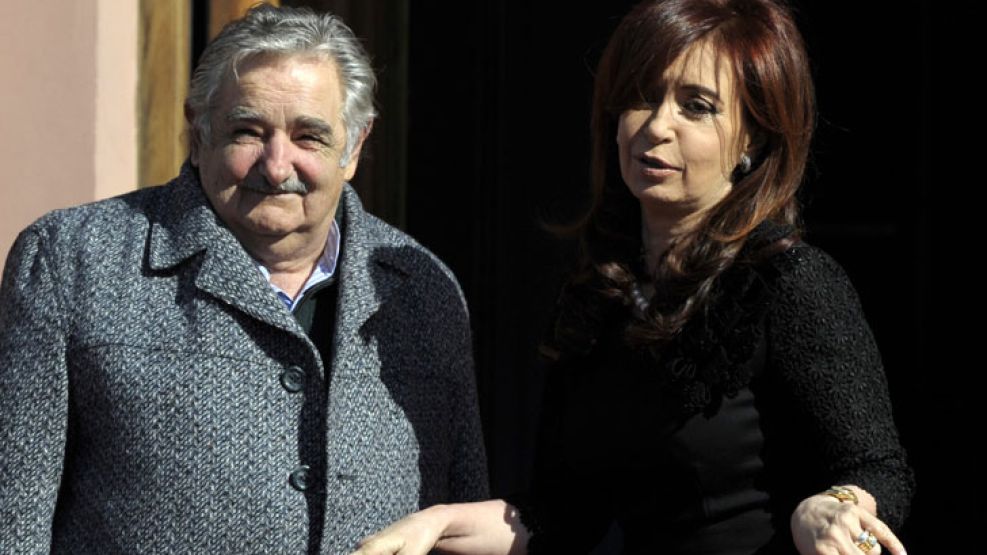 José Mujica, presidente de Uruguay, junto a Cristina Kirchner.