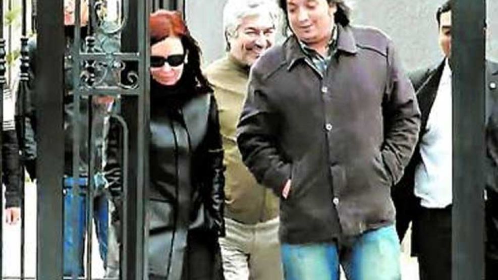 Lázaro Báez junto a la Presidenta y Máximo Kirchner. El último mes quedaron al descubierto nuevas operaciones sospechosas de lavado de dinero con los hoteles de los Kirchner.
