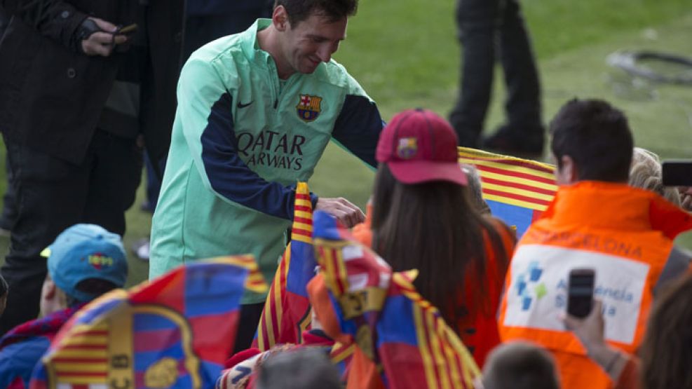 Figura. Fotos, autógrafos, besos y saludos. Messi fue la estrella en el entrenamiento con público que ofreció ayer el Barcelona en el Mini Estadi, al lado del Camp Nou.