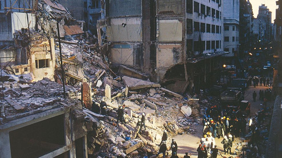 Inmenso dolor. La explosión en la mutual israelita argentina en 1994 conmocionó a todo el país y dejó 85 muertos y 300 heridos.