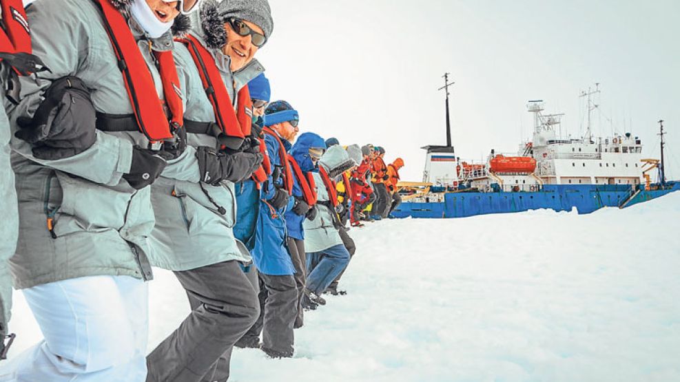 Operativo. Luego de subir a los pasajeros a un helicóptero, el Xue Long no pudo escapar del hielo.