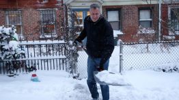 Debut. Como un vecino más, el dirigente limpió la entrada de su casa en Brooklyn. Su imagen sorprendió a toda la ciudad. 