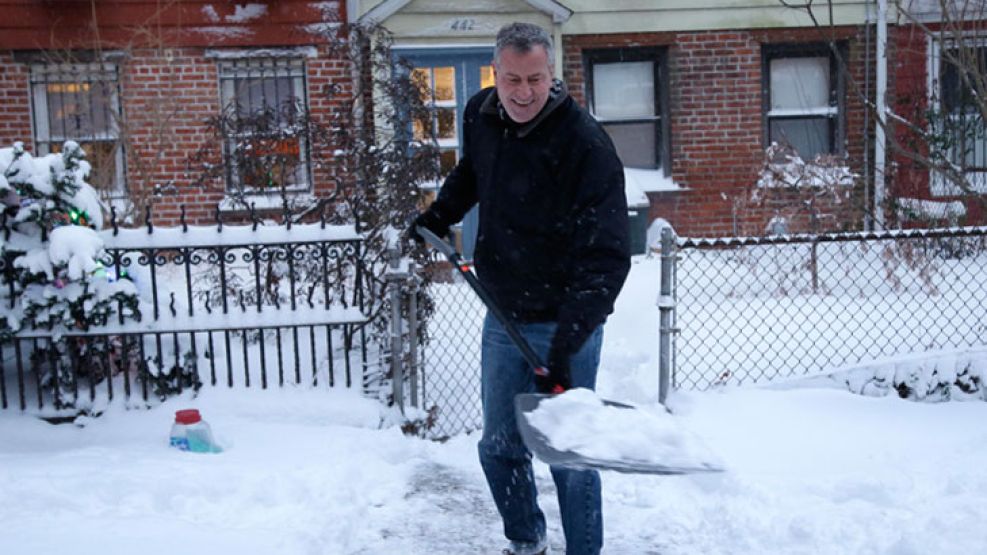 Debut. Como un vecino más, el dirigente limpió la entrada de su casa en Brooklyn. Su imagen sorprendió a toda la ciudad. 