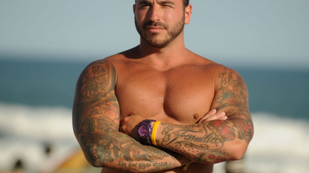 Un sello personal.  Marcelo Marros (arr. e izq.) se tatúa desde los 14 años. Esta tendencia también la adoptan los mayores de 40.