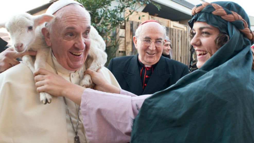 El lunes de celebración de Reyes Magos, el Papa visitó la parroquia Sant'Alfonso Maria de Liguori en Roma y le acercaron el animalito que usaron para el pesebre viviente.