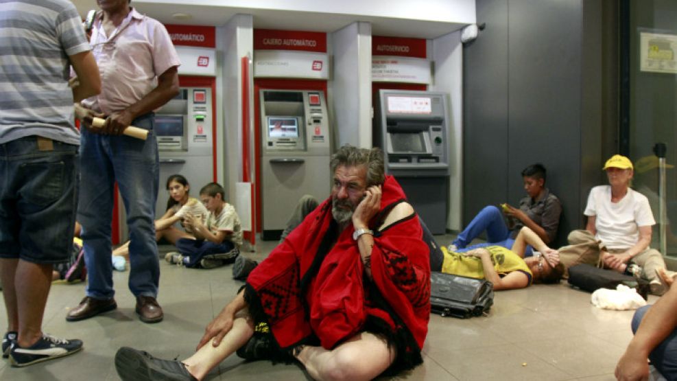 El MIJD de Raúl Castells inició una huelga de hambre en la sucursal del Banco Santander de  Defensa e Hipólito Yrigoyen, frente a la Plaza de Mayo.