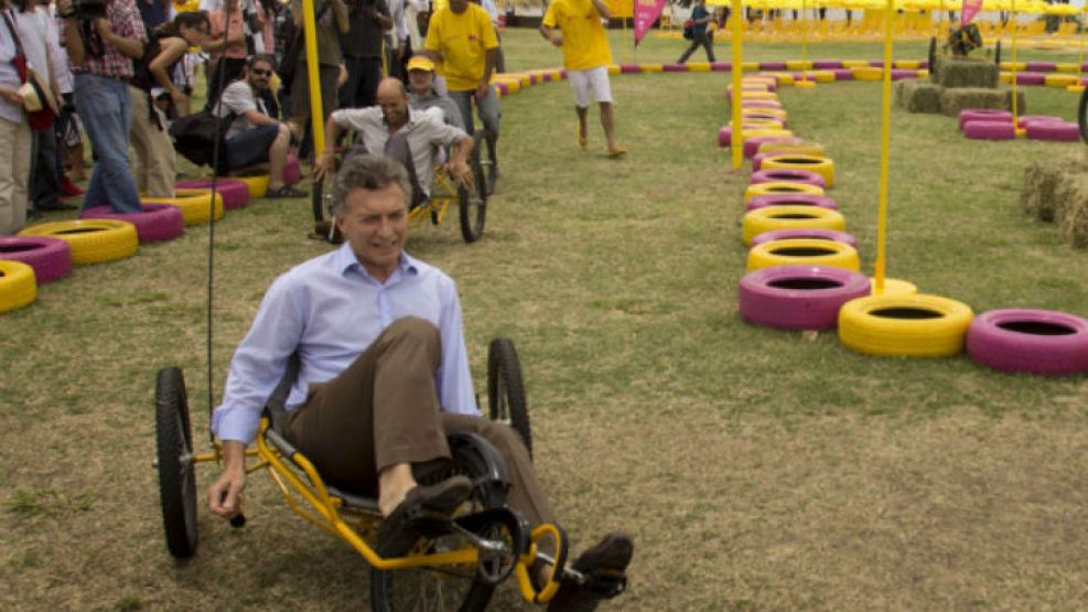 El jefe de Gobierno porteño jugó a los autitos a pedal en las playas urbanas.
