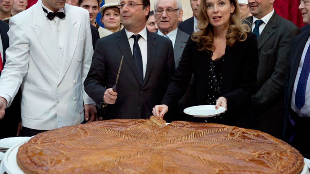 CON LAS MANOS EN LA MASA. Así parecen haber descubierto al presidente Hollande, en la foto con su mujer, Valérie Trierwerlier. 