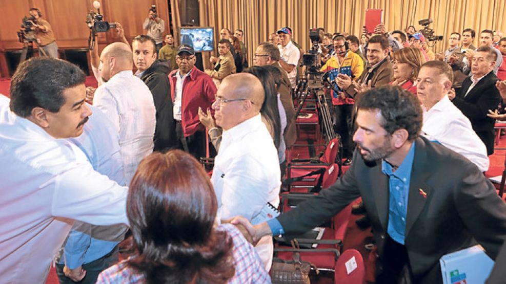 Encuentro. Maduro y Enrique Capriles se saludaron en una reunión contra la violencia.