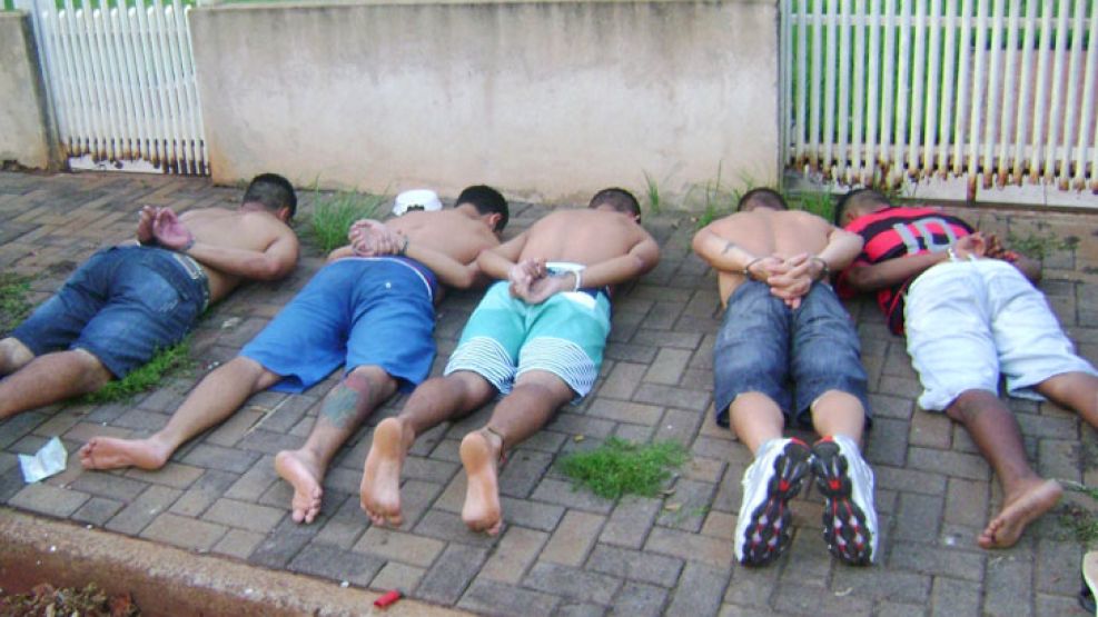 Al piso. Los cinco cómplices del brasileño fueron detenidos por la Policía durante el operativo.