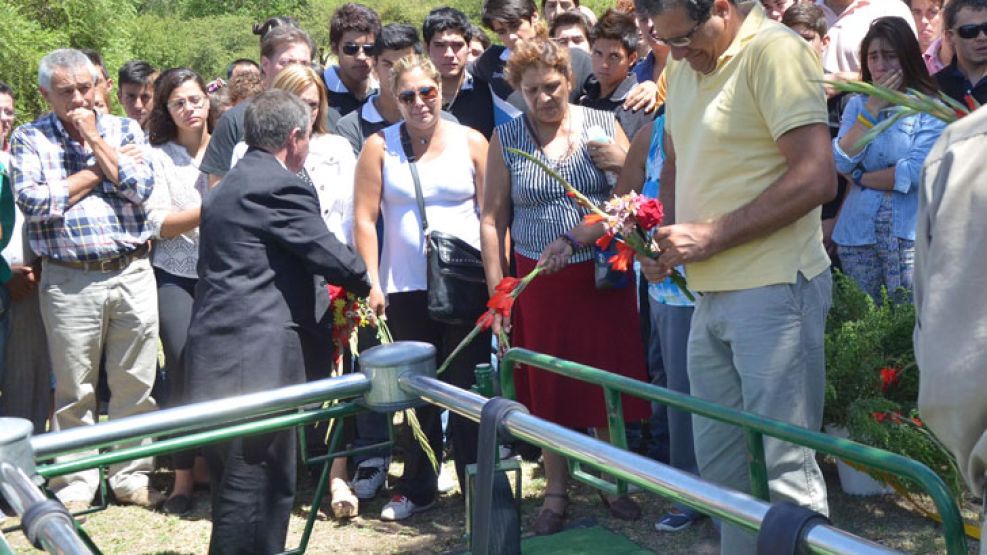 Despedida. Fabio Irustia, padre de Agustín, despidió ayer los restos de su hijo en un cementerio de Potrero de los Funes. Antes recibió el saludo de familiares y amigos.