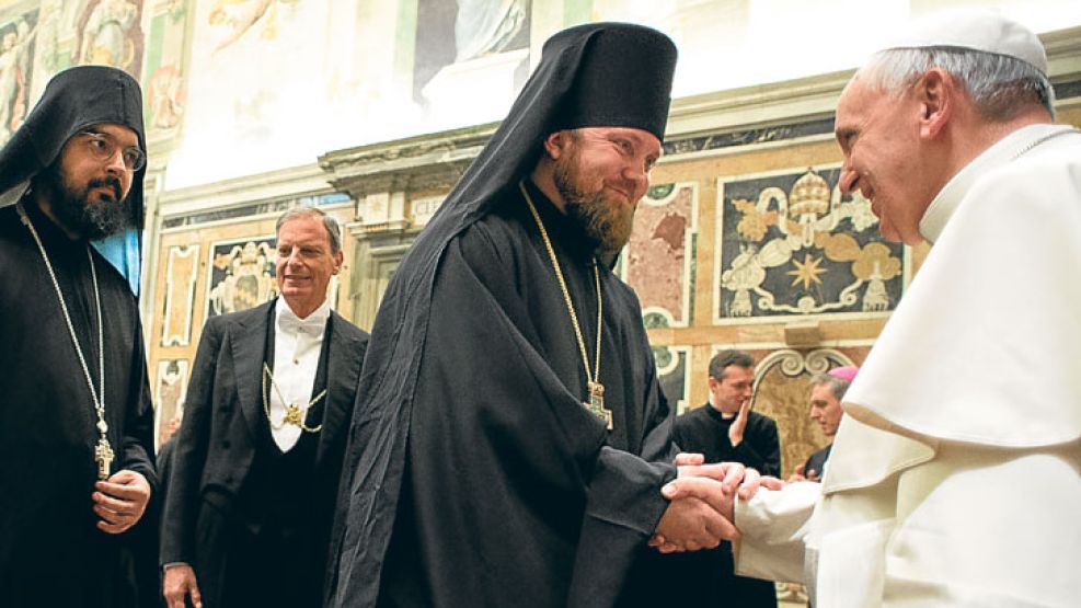 En acción. Francisco ayer al recibir el saludo de ortodoxos.