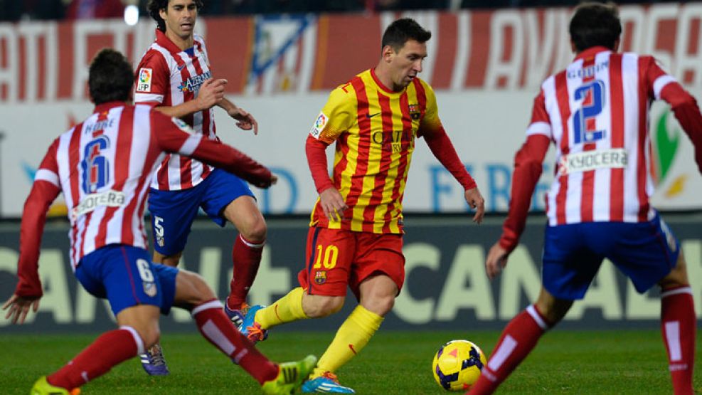 Rodeado. La presión del Atlético sobre los rivales se advierte en esta escena: tres jugadores intentan bloquear a Messi, que tuvo apenas una oportunidad clara de gol.