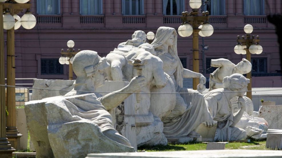 El Monumento a Cristóbal Colón, ubicado detrás de la Casa Rosada, apareció ayer con varios daños en su estructura.