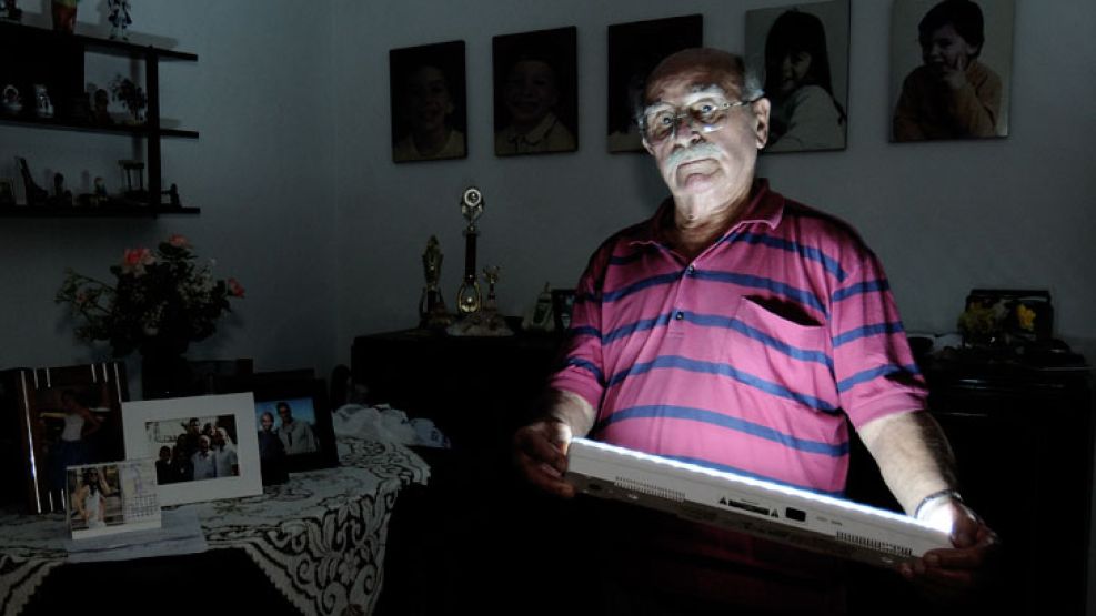 Calvario. Rogelio tiene 86 años y hace 37 días que está sin luz en su departamento de Flores.