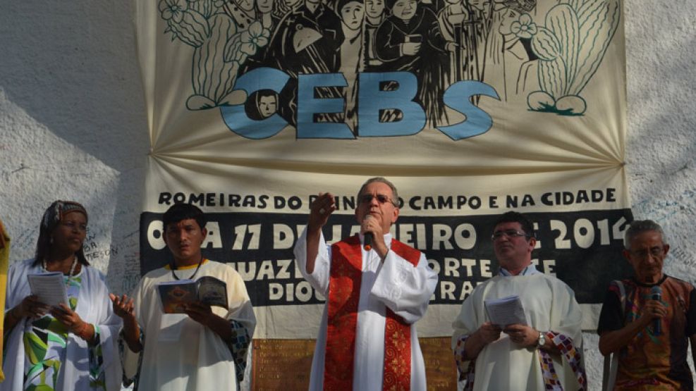Inspiradas en la Teología de la Liberación y en el Concilio Vaticano II, las CEB nacieron a fines de los 60 en Brasil y se expandieron rápidamente a otros países de Latinoamérica. 